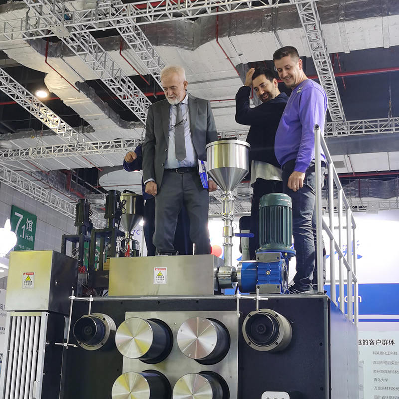 Prémiový pilotný stroj na pradenie taveniny